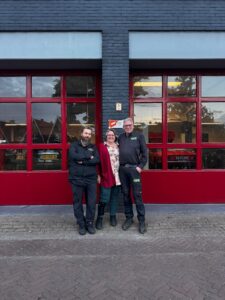 Foto met Geert en Petra Timmer die het stokje overdragen aan Bas Jansen
